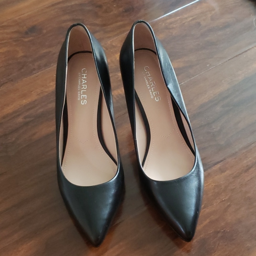 Black pumps